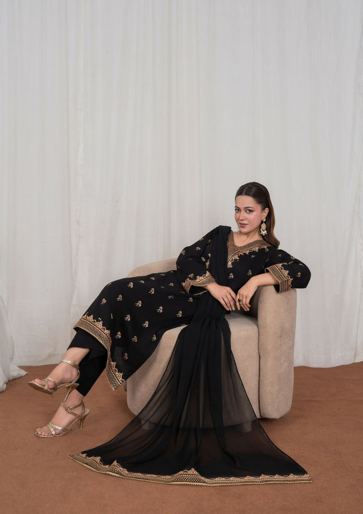 3Pc Tilla Embroidered Textured Lawn with Embroidered Border Chiffon Dupatta Black JASHAN-J26-0026